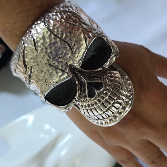 Large Vintage Silver Skull Clamper Hinge Bracelet - Picture 7 of 10